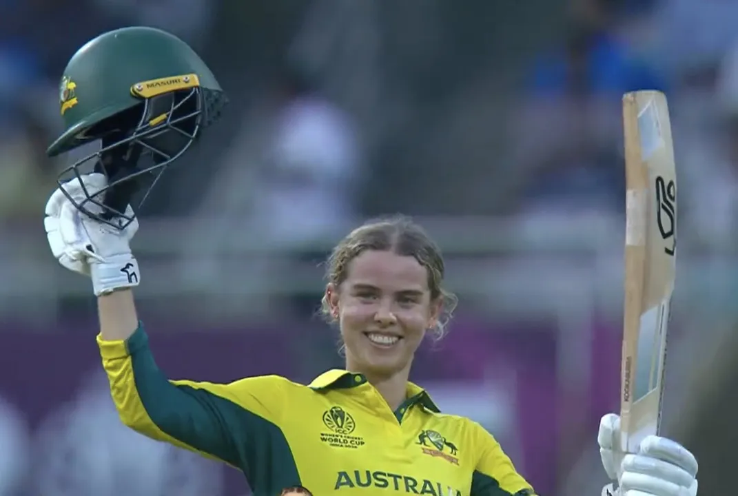  Phoebe Litchfield hits ton 