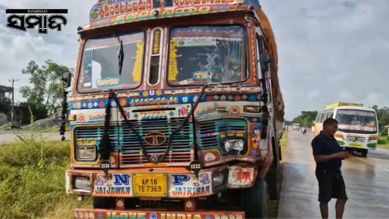  Rear-end collision: Truck hits bus from behind: Three seriously injured Photograph: (sambad.in) 
