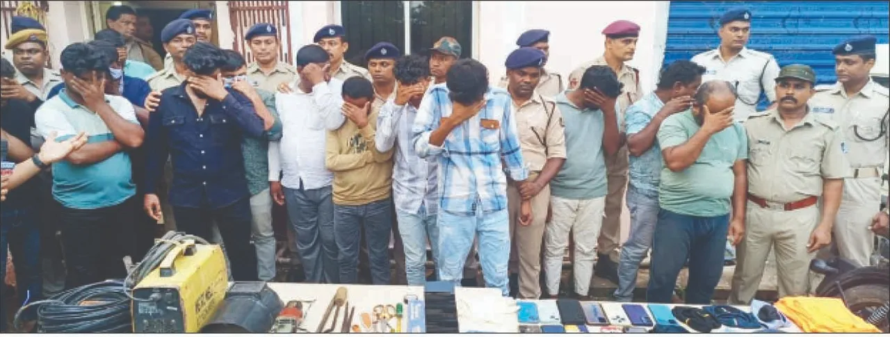 Thirteen arrested, including 2 businessmen: ବୀମା ଟଙ୍କା ପାଇଁ ନିଜ ଦୋକାନରେ ଡକାୟତି ଷଡ଼୍‌ଯନ୍ତ୍ର ୨ ବ୍ୟବସାୟୀଙ୍କ ସମେତ ୧୩ ଗିରଫ