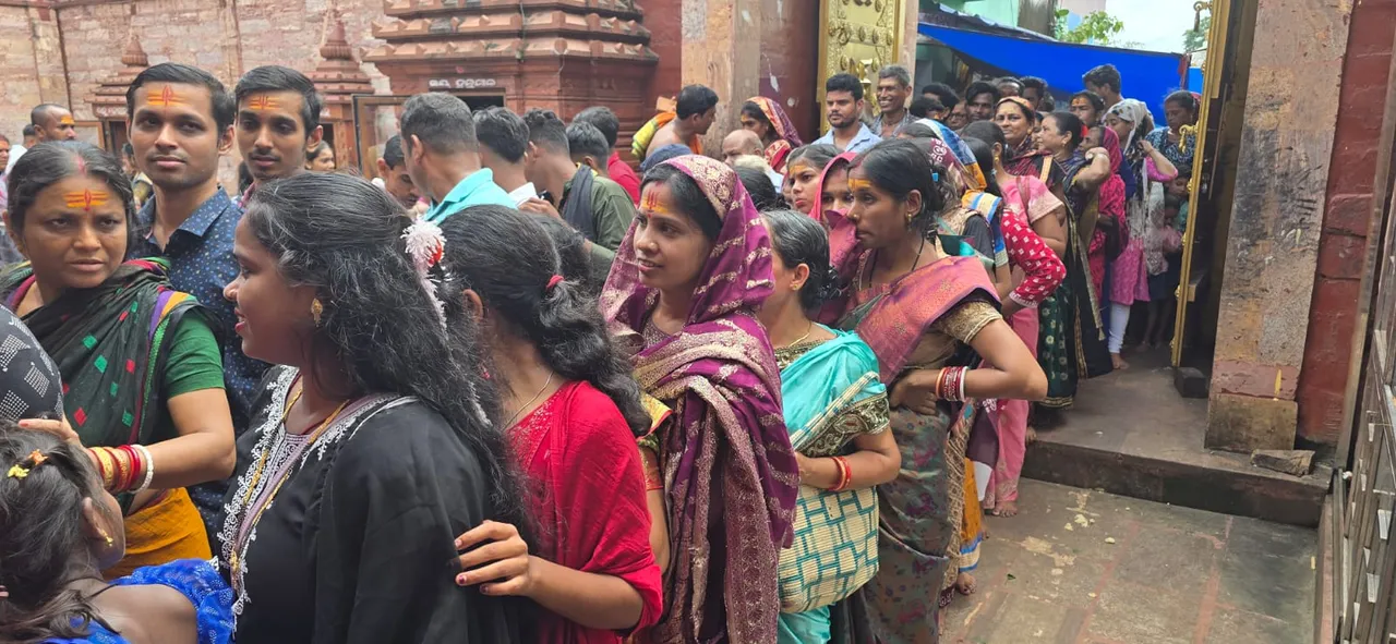  crowd at aradi temple Photograph: (sambad.in) 