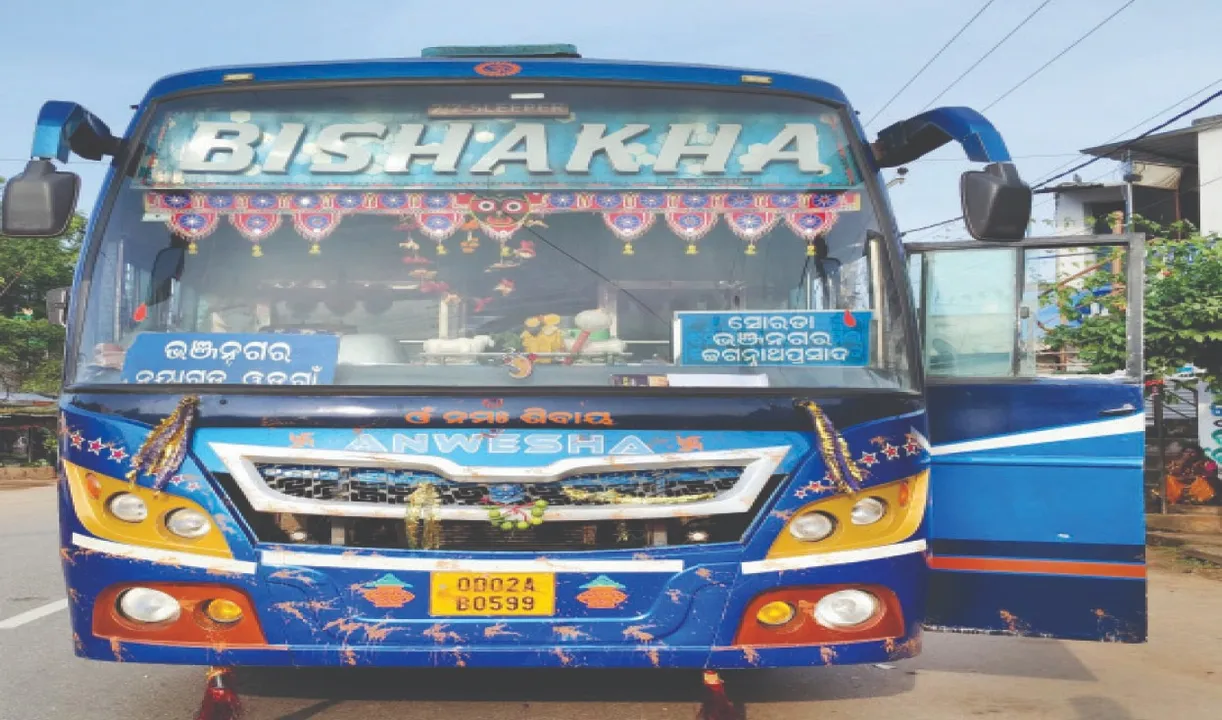  ଚଳନ୍ତା ବସ୍‌ରେ ଡ୍ରାଇଭରଙ୍କୁ ହୃଦ୍‌ଘାତ: ଜୀବନ ଚାଲିଗଲା, ବଞ୍ଚାଇଦେଲେ ୫୦ ଯାତ୍ରୀଙ୍କ ଜୀବନ