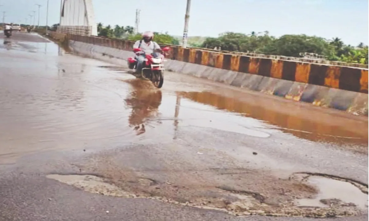  jatani flyover: ଦେଢ଼ ବର୍ଷରେ ମରାମତି ହେଲାଣି ୧୦ ଥର: ଜଟଣୀ ଫ୍ଲାଇଓଭର୍‌ ନିମ୍ନମାନର, ରାସ୍ତାରୁ ଉଠିଗଲାଣି ପିଚୁ