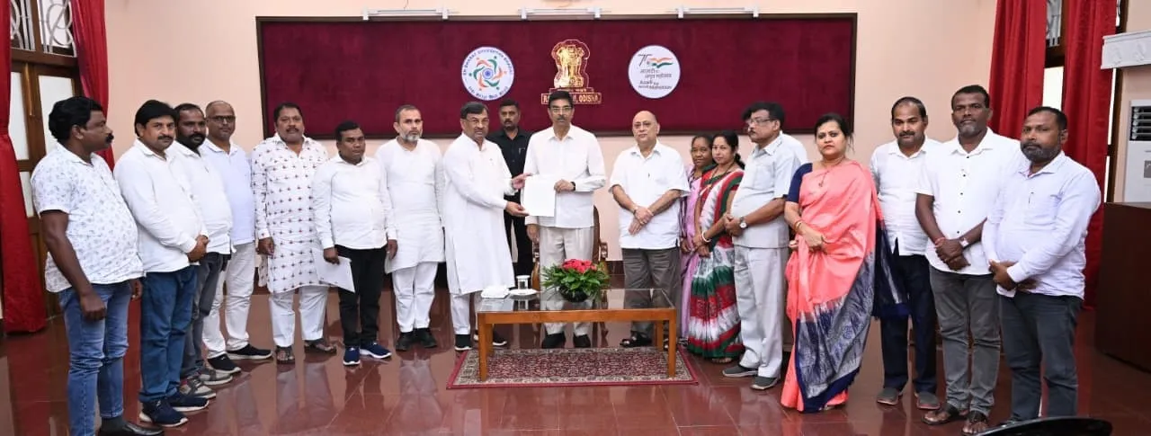  Workers from congress meet Odisha governor over Risa Mankadia death case. Photograph: (sambad.in) 