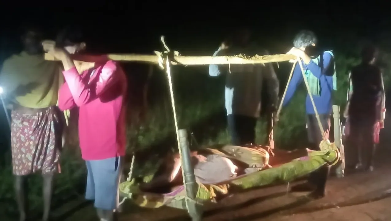  Pregnant Woman carry with cot in Nabarnagpur on Sunday. (Photo: sambad.in) 
