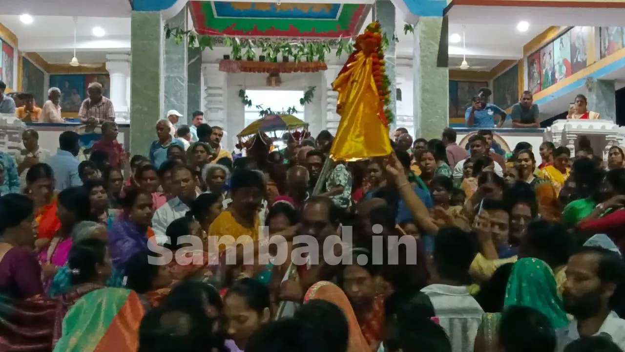  Crowd in Rayagada Jagannath temple on Sunday evening. Photograph: (sambad.in) 