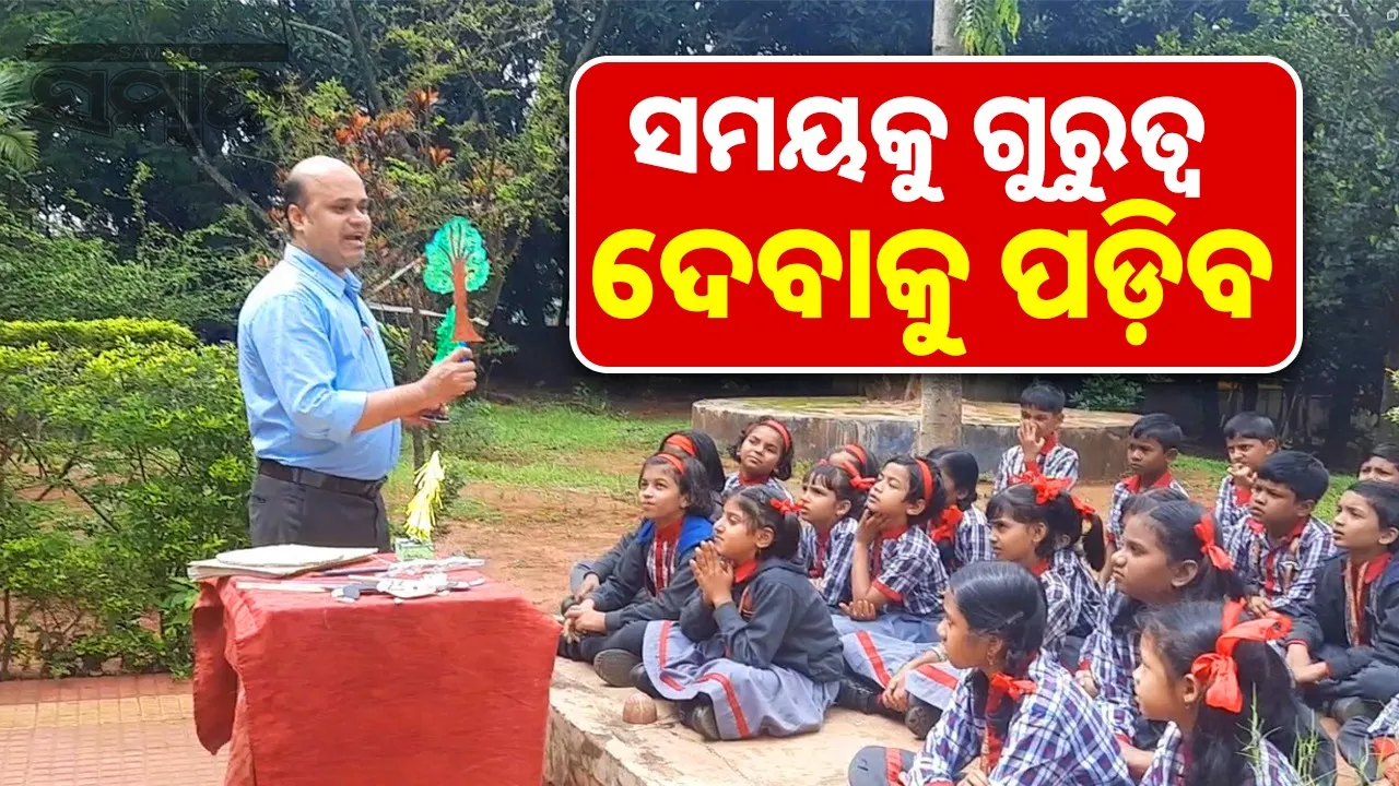  Tarun Kumar Dash teaching to student. Photograph: (sambad.in) 