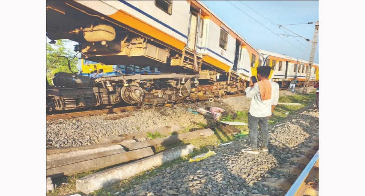  Train runs over train: ଟ୍ରେନ୍‌ ଉପରେ ଚଢ଼ିଗଲା ଟ୍ରେନ୍‌: ୮ ମୃତ, ୨୦ରୁ ଅଧିକ ଗୁରୁତର, ୨ ଲୋକୋ ପାଇଲଟ୍‌ଙ୍କ ସ୍ବାସ୍ଥ୍ୟାବସ୍ଥା ସଙ୍କଟାପନ୍ନ