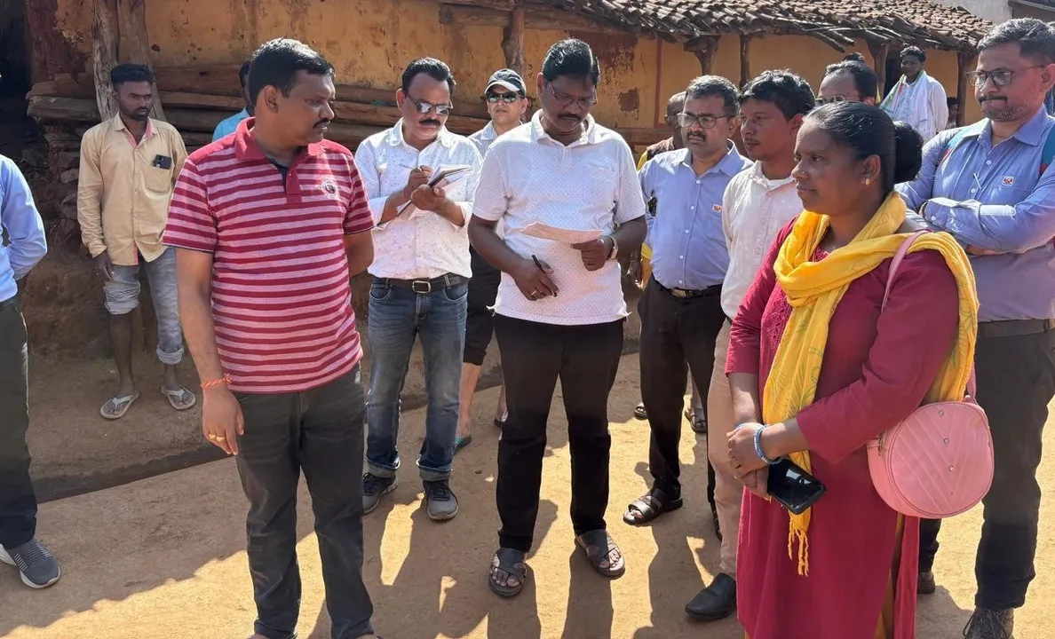  District administration of Rayagda reach remote village on Wednesday. Photograph: (sambad.in) 