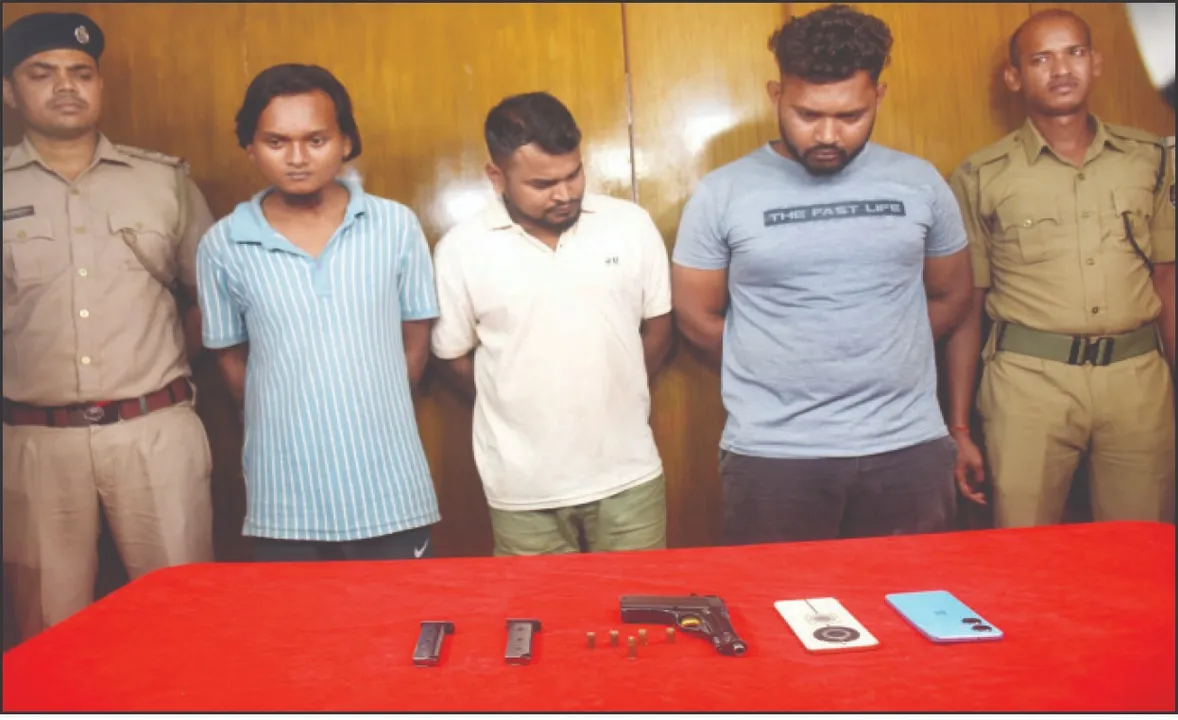  ବନ୍ଧୁକ ଲାଇସେନ୍ସ ପାଇଁ ଷଡ୍‌ଯନ୍ତ୍ର: ନିଜ ଡ୍ରାଇଭରକୁ ଲଗାଇ ଘର ଉପରକୁ ବୋମା, ଗୁଳିମାଡ଼