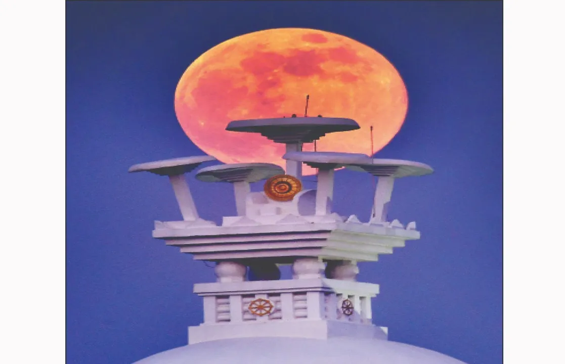  'Supermoon' in the sky: ଆକାଶରେ ‘ସୁପର୍‌ମୁନ୍‌’