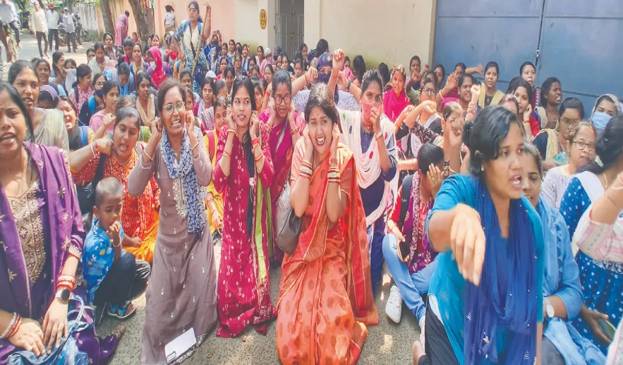  Aspiring Sanskrit teacher: ଓଏସ୍‌ଏସ୍‌ସି ଅଫିସ୍ ସମ୍ମୁଖରେ ଆଣ୍ଠେଇଲେ ଆଶାୟୀ ସଂସ୍କୃତ ଶିକ୍ଷକ: ମେରିଟ୍ ଲିଷ୍ଟ ନ ବାହାରିଲେ ଆତ୍ମାହୁତି