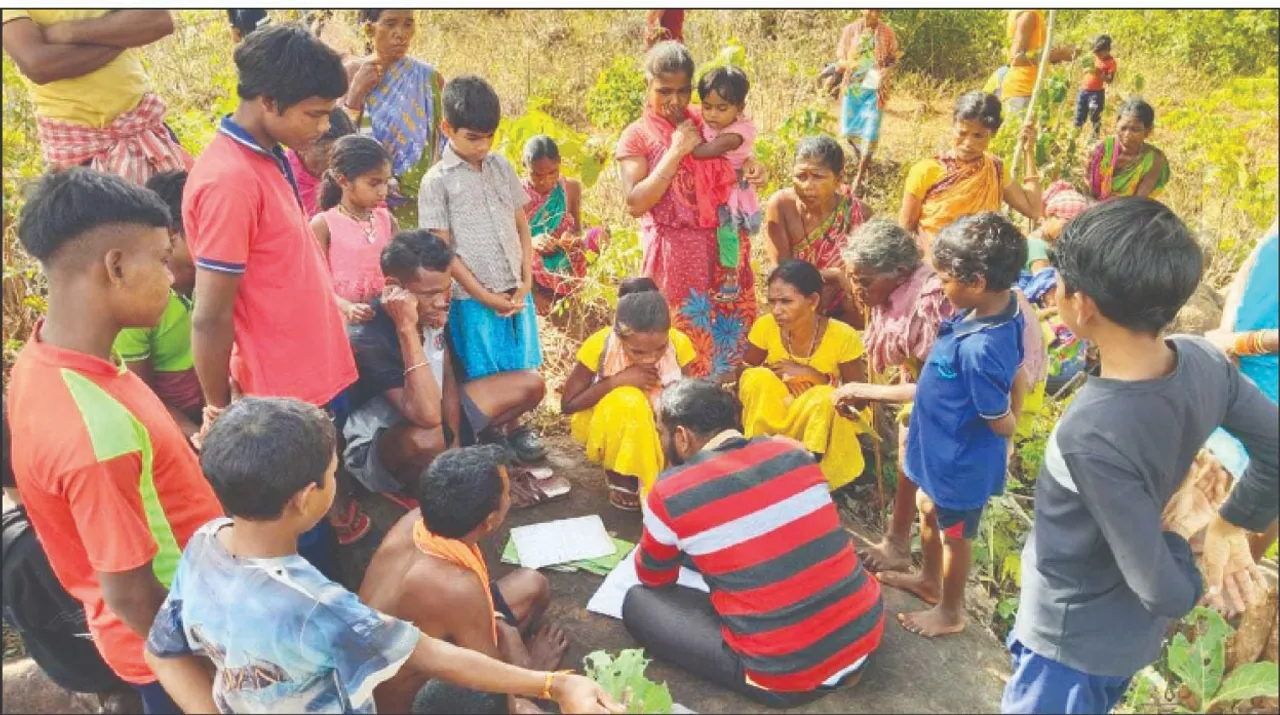  Village on the highway: ରାଜପଥ କଡ଼ରେ ଗାଁ: ‘ହାଲୋ’ ପାଇଁ ଚଢ଼ୁଛନ୍ତି ୨କିମି ପାହାଡ଼, ନେଟ୍‌ୱର୍କ ନଥିବାରୁ ଝିଅ ଦେବାକୁ ଅମଙ୍ଗ