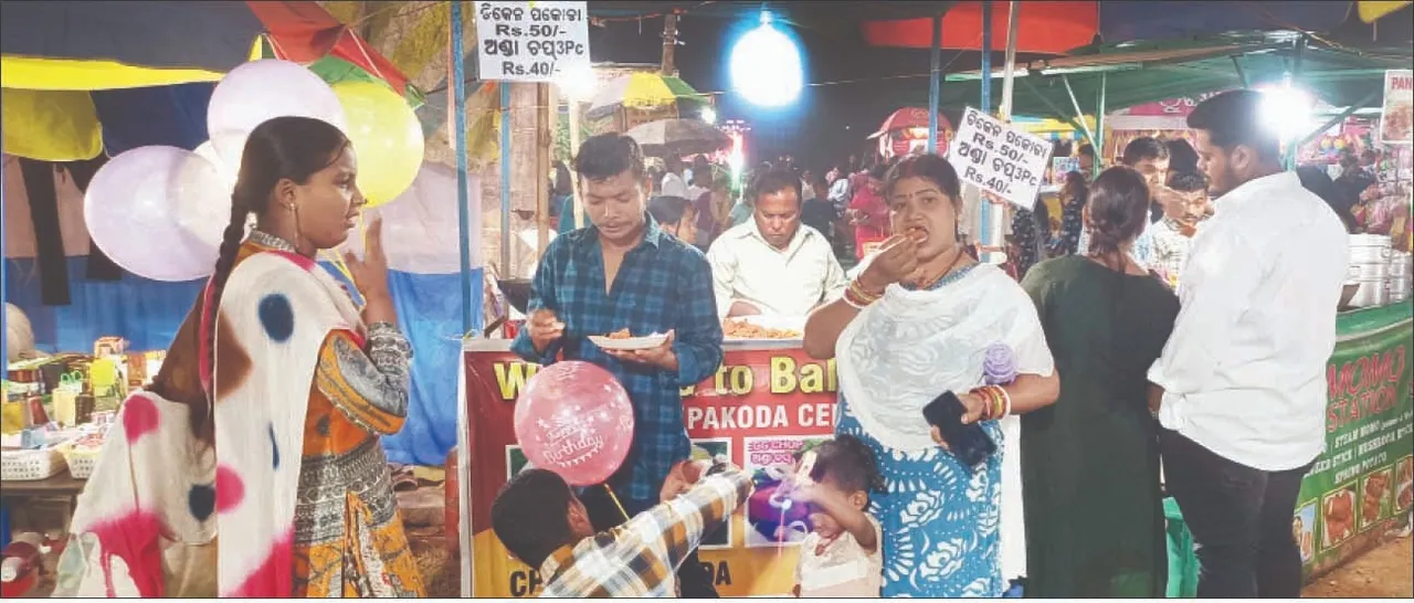  Crowds throng Bhubaneswar's: ଭୁବନେଶ୍ୱର ବାଲିଯାତ୍ରାରେ ଛାଡ଼ଖାଇ ଭିଡ଼ ଫାଷ୍ଟଫୁଡ୍‌ ଆଗ ନାଚଗୀତ ପଛ