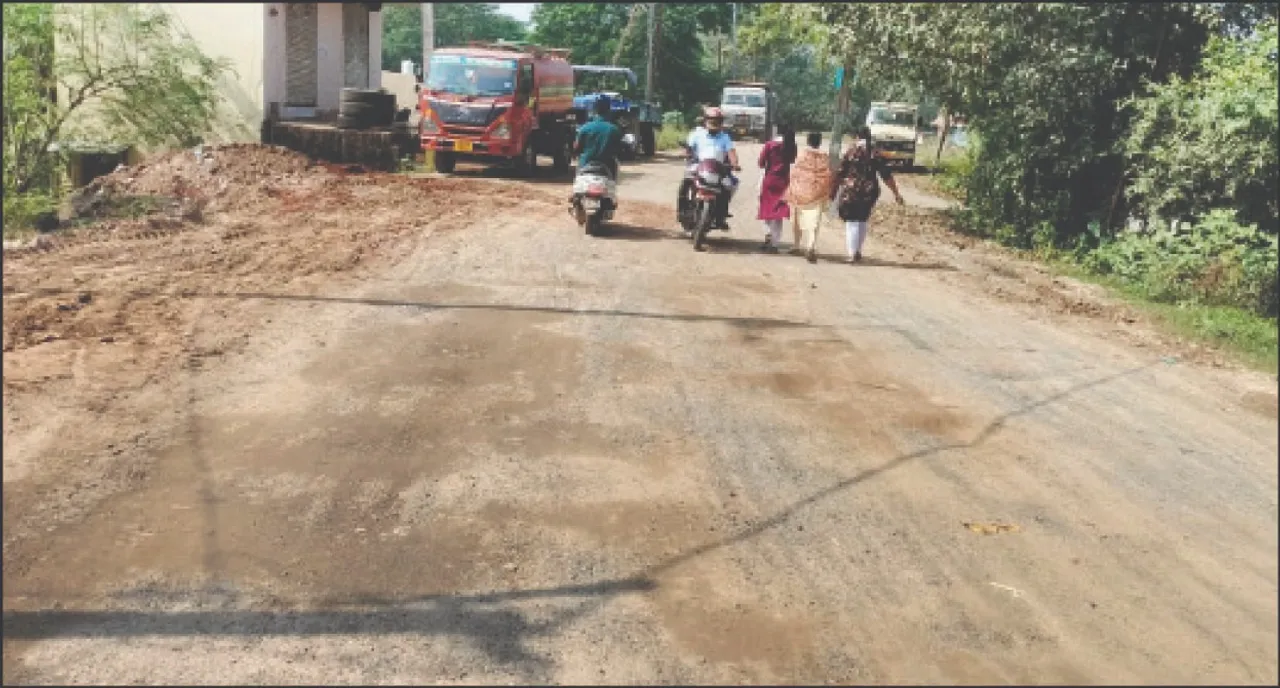  Daya Setu-Tikarpada Road: ଦୟାସେତୁ–ଟିକରପଡ଼ା ରାସ୍ତା: ୩ ବର୍ଷ ହେଲା ନିର୍ମାଣ କାର୍ଯ୍ୟ ଅଧପନ୍ତରିଆ