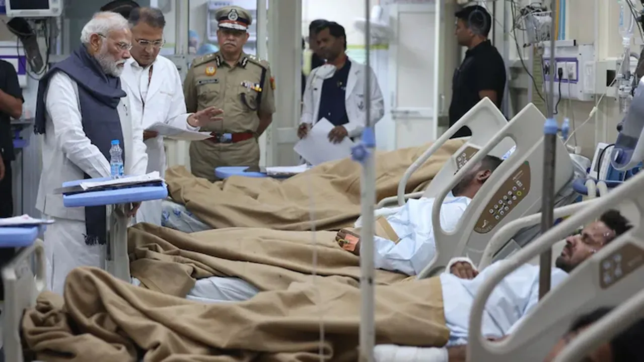  PM Modi Meet Delhi Blast Victims Photograph: (@narendramodi) 