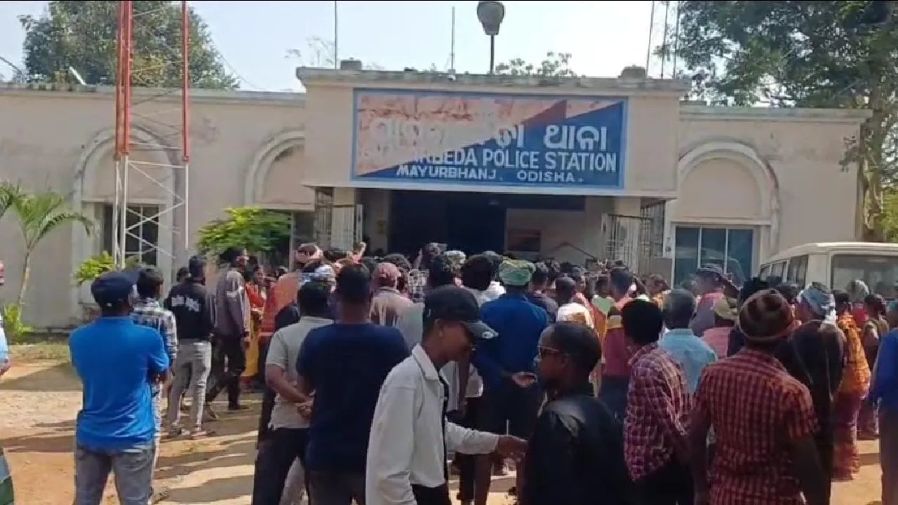  Villagers blocked police station in Mayurbhanj district. Photograph: (sambad.in) 