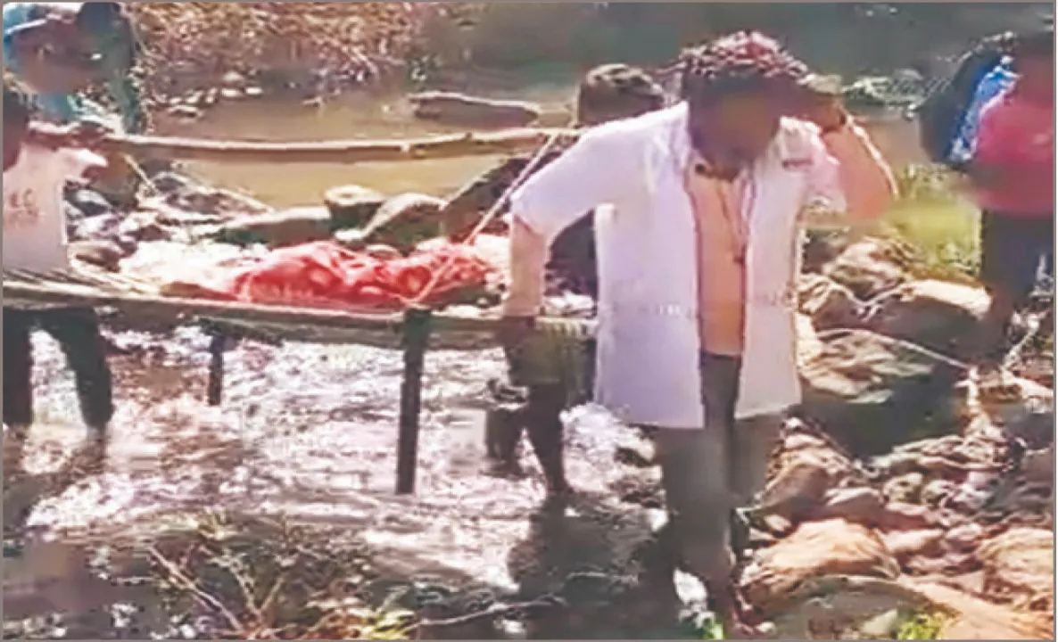  Ambulance driver shows humanity: ମାନବିକତା ଦେଖାଇଲେ ଆମ୍ବୁଲାନ୍‌ସ ଚାଳକ: ଖଟିଆରେ ବୁହାହେଲେ ଗର୍ଭବତୀ