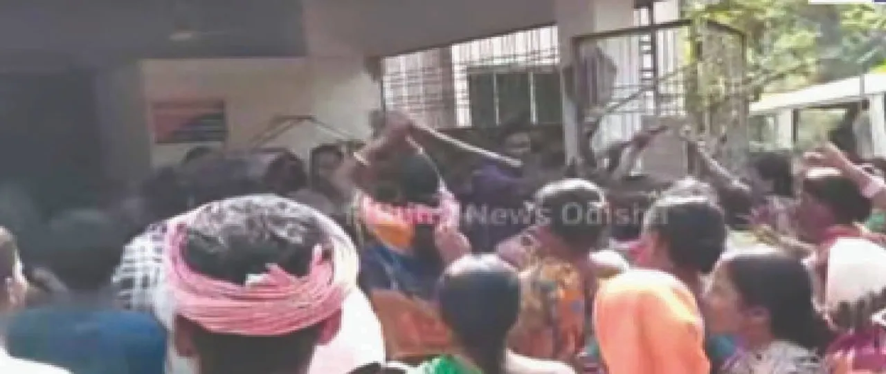  Pushing IIC: ଆଇଆଇସିଙ୍କୁ ଠେଲାପେଲା ଟାୟାର ଜାଳି ଥାନା ସମ୍ମୁଖରେ ବି‌କ୍ଷୋଭ