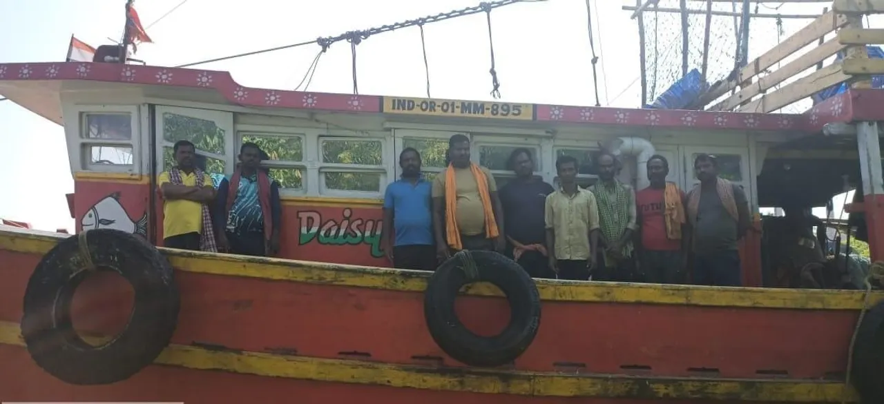  19 fishermen arrested from at Gahirmatha. Photograph: (sambad.in) 