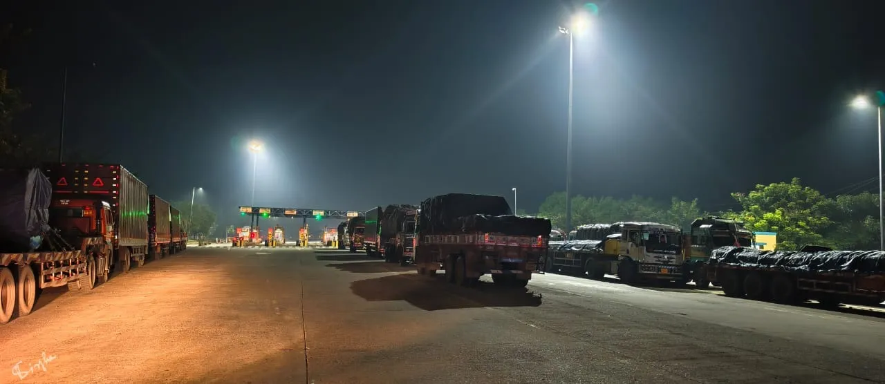  Illegal parking at NH 18. Photograph: (sambad.in) 