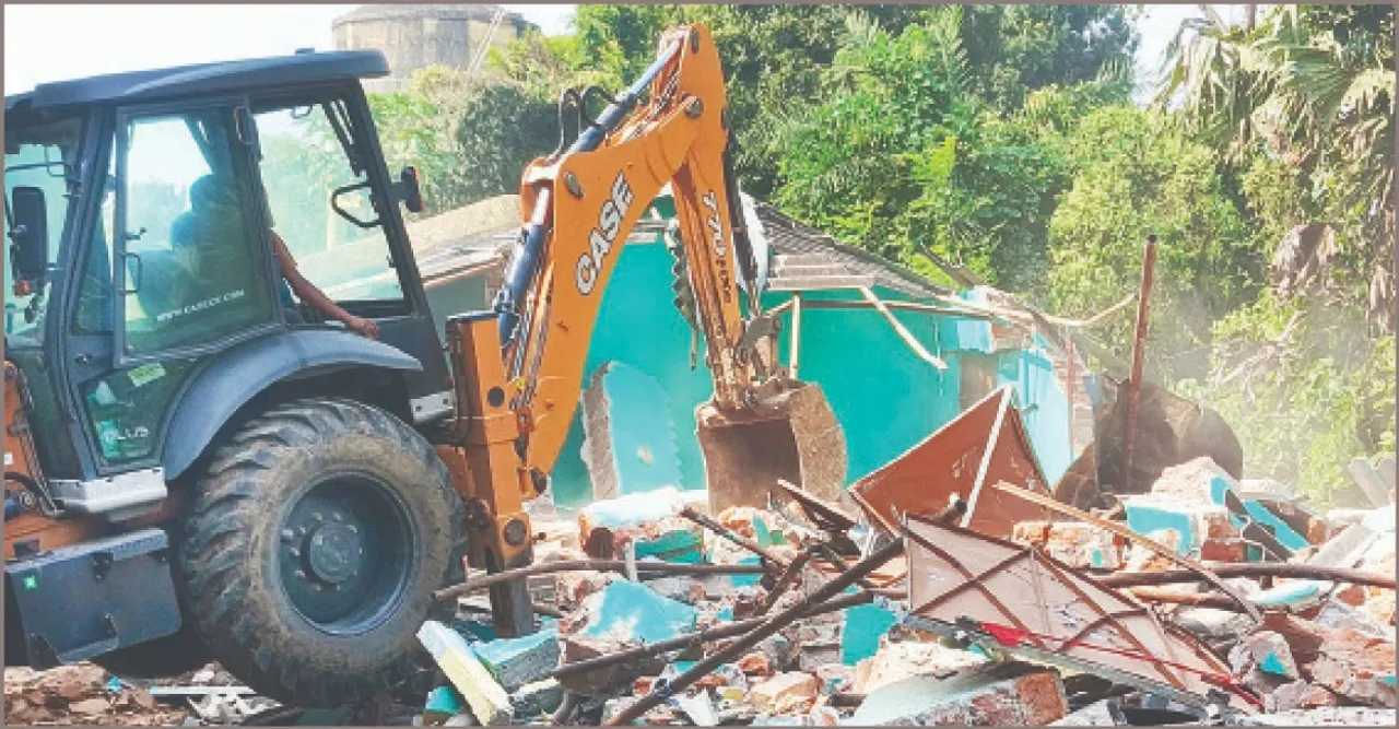  Bangladeshi man escapes: ବନ୍ଧୁକ ସହ ଖସିଗଲେ ବାଂଲାଦେଶୀ! ବେଆଇନ ବସ୍ତି ଉପରେ ବୁଲିଲା ବୁଲ୍‌ଡୋଜର