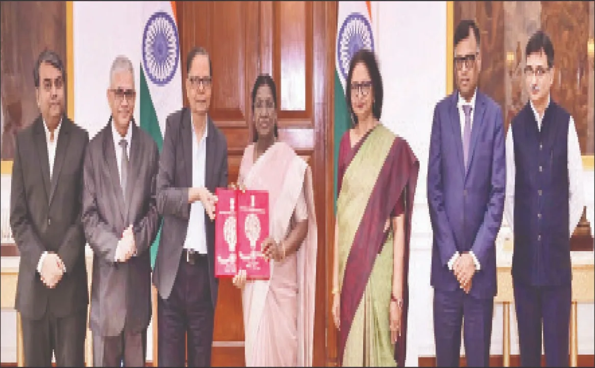  Sixteenth Finance Commission: ରାଷ୍ଟ୍ରପତିଙ୍କୁ ଷୋଡ଼ଶ ଅର୍ଥ ଆୟୋଗ ରିପୋର୍ଟ ପ୍ରଦାନ: ସଂସଦରେ ଉପସ୍ଥାପନ ପରେ ସାର୍ବଜନୀନ ହେବ