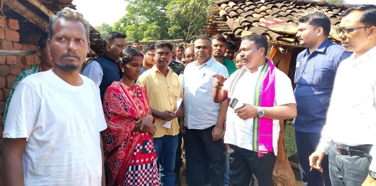  Panchayat Raj Minister Rabi Naik meets villagers in Balangir district on Wednesday. Photograph: (sambad.in) 