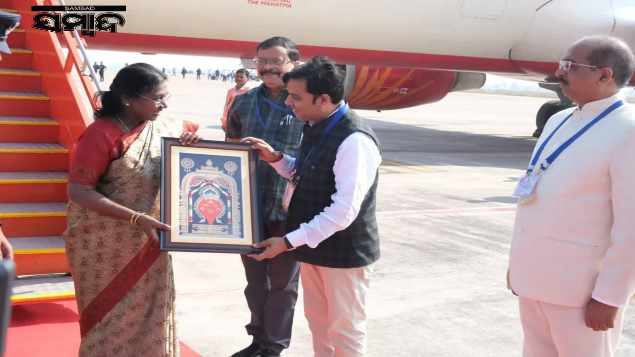  President arrives  at Jharsuguda Photograph: (sambad.in) 