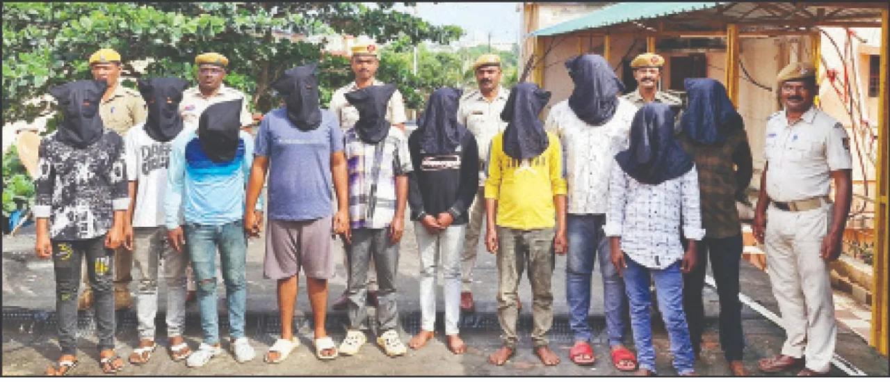  Robbery plan: ଡକାୟତି ଯୋଜନା: ଫସିଲେ ୧୦ ଅପରାଧୀ, ୩ ମାଉଜର, ୪ ଗୁଳି, ୩ ମାଗାଜିନ୍‌ ଓ ୨ କଟୁରି ଜବତ