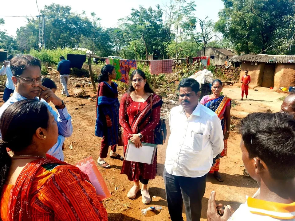  Officers inquire death situation of Risa Mankidia. Photograph: (sambad.in) 