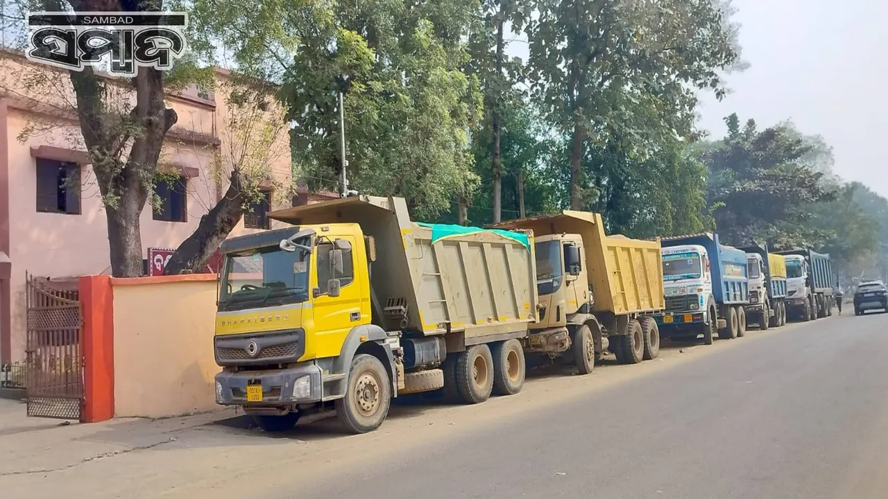 Illegal sand smuggling, 9 trucks seized Photograph: (sambad.in) 