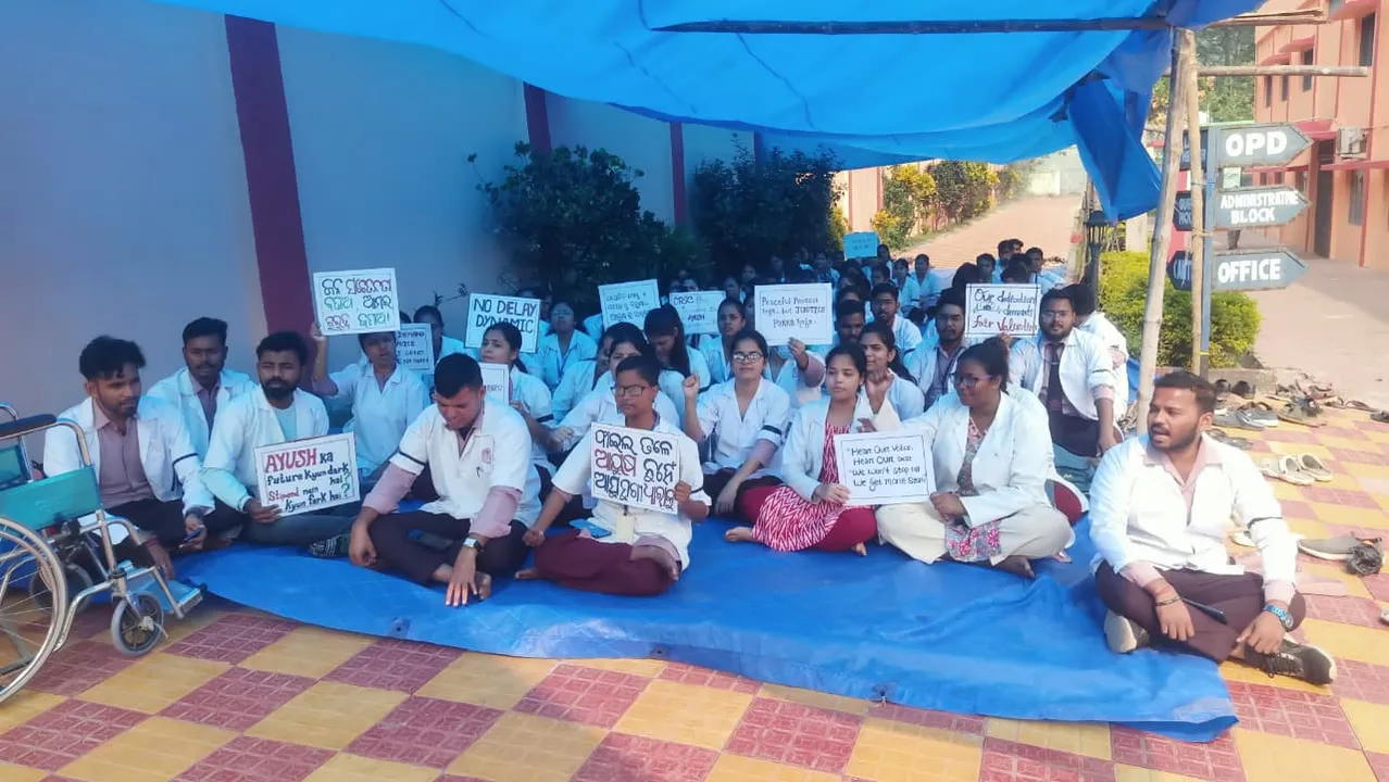  strike by all odisha ayush students union Photograph: (sambad.in) 