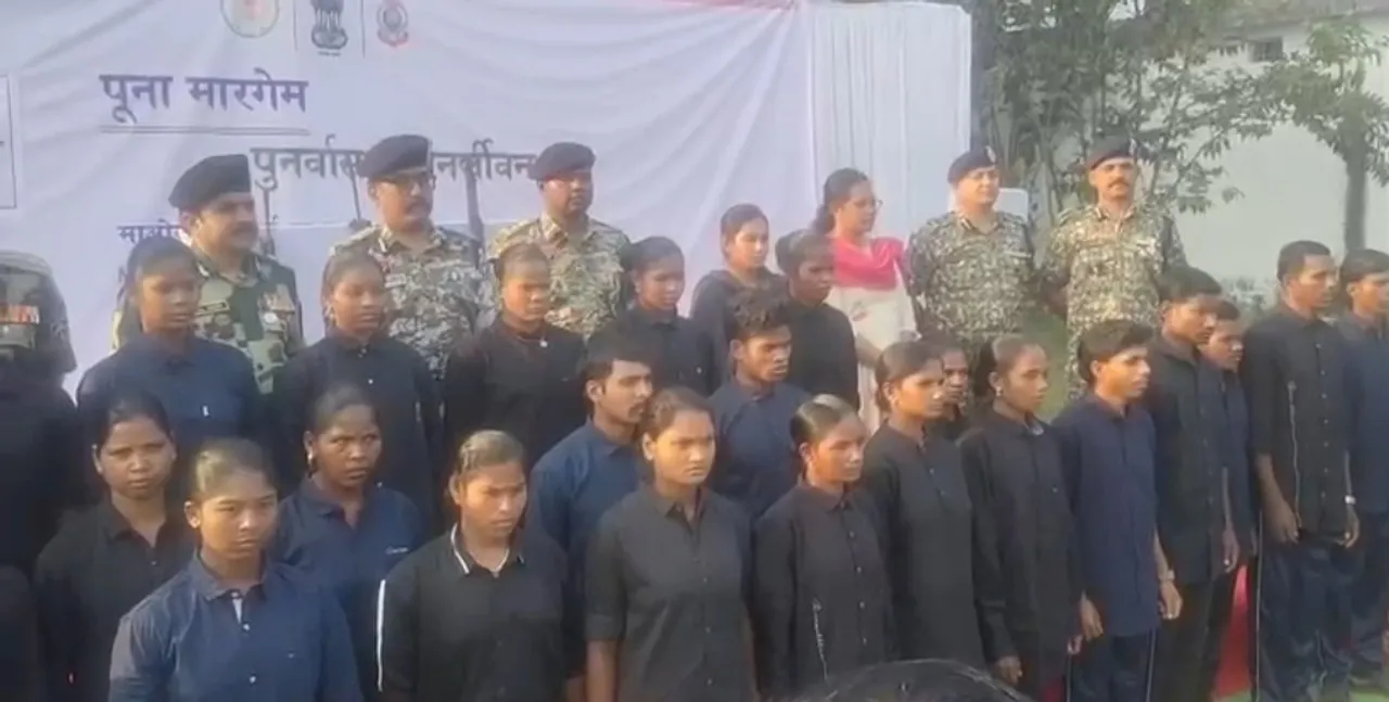  28 naxal surrender before police. Photograph: (sambad.in) 