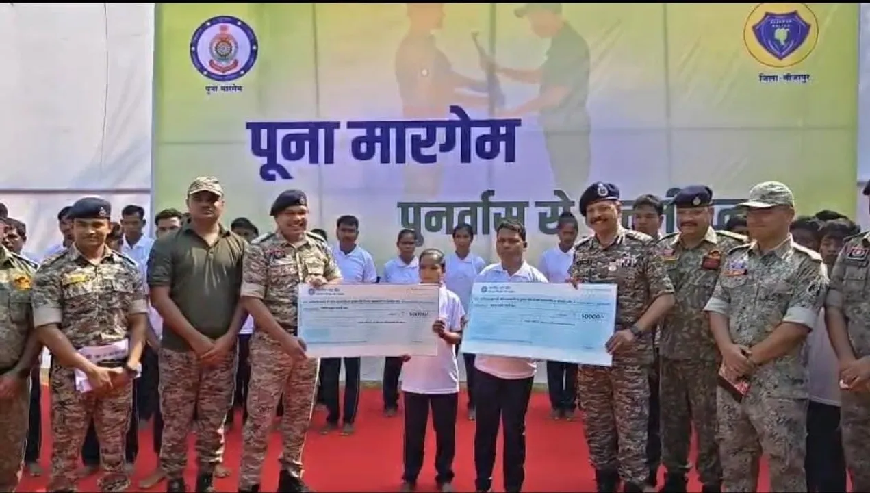  41 naxal surrender before police in Chhattisgarh. Photograph: (sambad.in) 