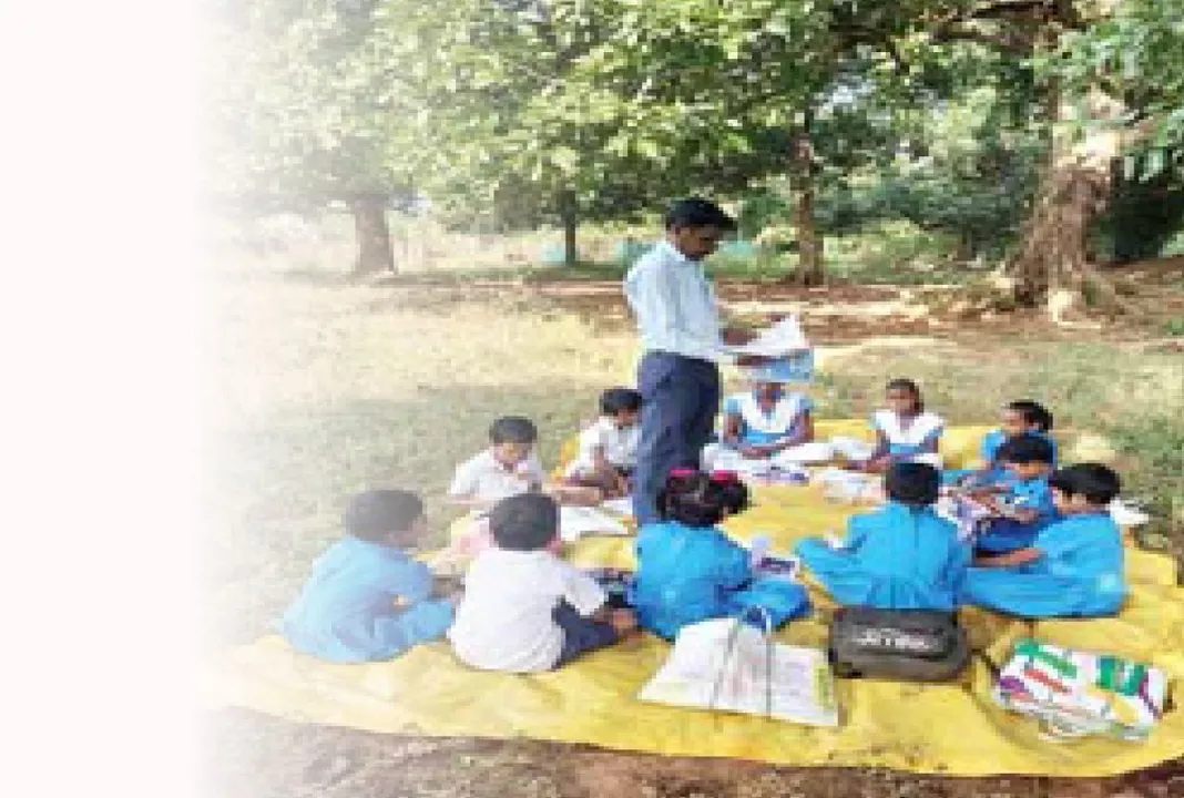  The future of the country: ଗଛମୂଳେ ଗଢ଼ାହେଉଛି ଦେଶର ଭବିଷ୍ୟତ: ତିନିଟି ଜରାଜୀର୍ଣ୍ଣ କୋଠରିରେ ୮ ଶ୍ରେଣୀ, ୪ ଶିକ୍ଷକ