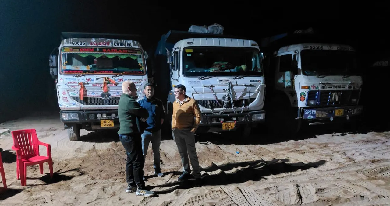  48 sand loaded  trucks seized at jagatsinghpur Photograph: (sambad.in) 