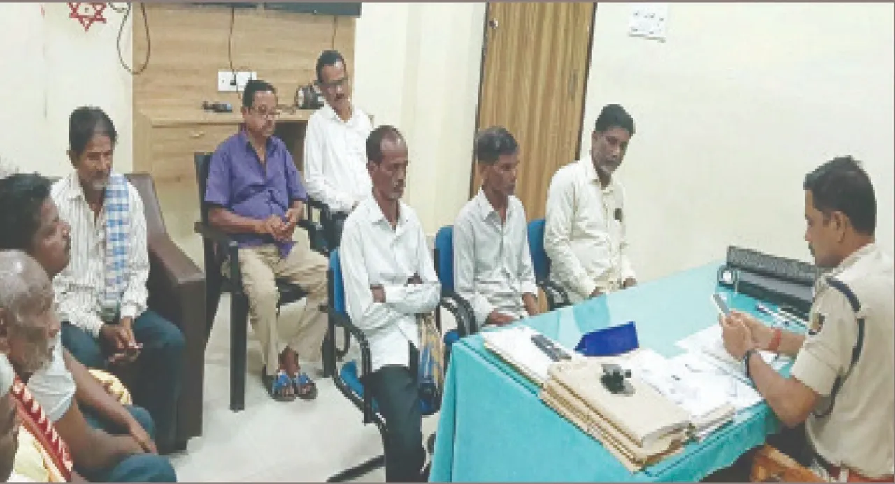  Marriage: ଅନ୍ୟ ଜାତିର ଝିଅକୁ ବାହା ହେଲେ ବୋଲି... ଅତିରିକ୍ତ ତହସିଲଦାରଙ୍କ ପରିବାରକୁ ବାସନ୍ଦ