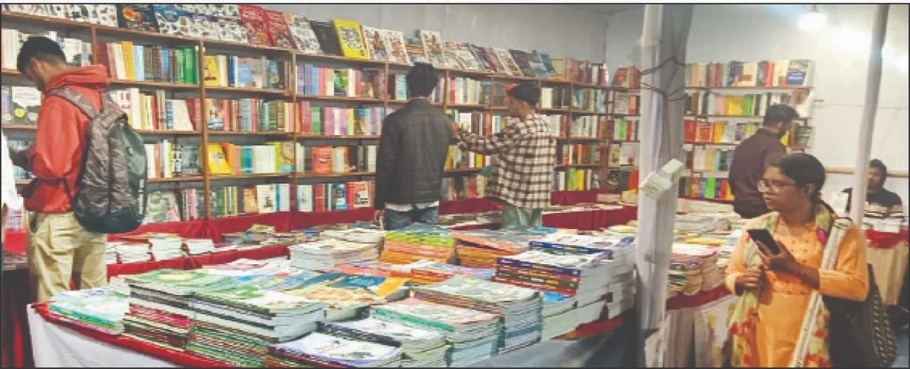  Intellectual discussions: ବୌଦ୍ଧିକ ଚର୍ଚ୍ଚା ଓ ପୁସ୍ତକ କିଣାରେ କଟୁଛି ସନ୍ଧ୍ୟା