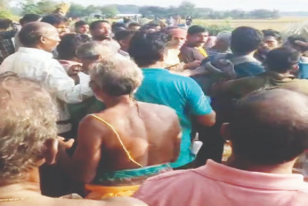  Struggle for water: ପାଣି ପାଇଁ ୮ ଗାଁ ମଧ୍ୟରେ ସଂଘର୍ଷ: ପୁଲିସ ଉପସ୍ଥିତିରେ ଠେଙ୍ଗା ଓ ପଥର ମାଡ଼, ୪ ଆହତ