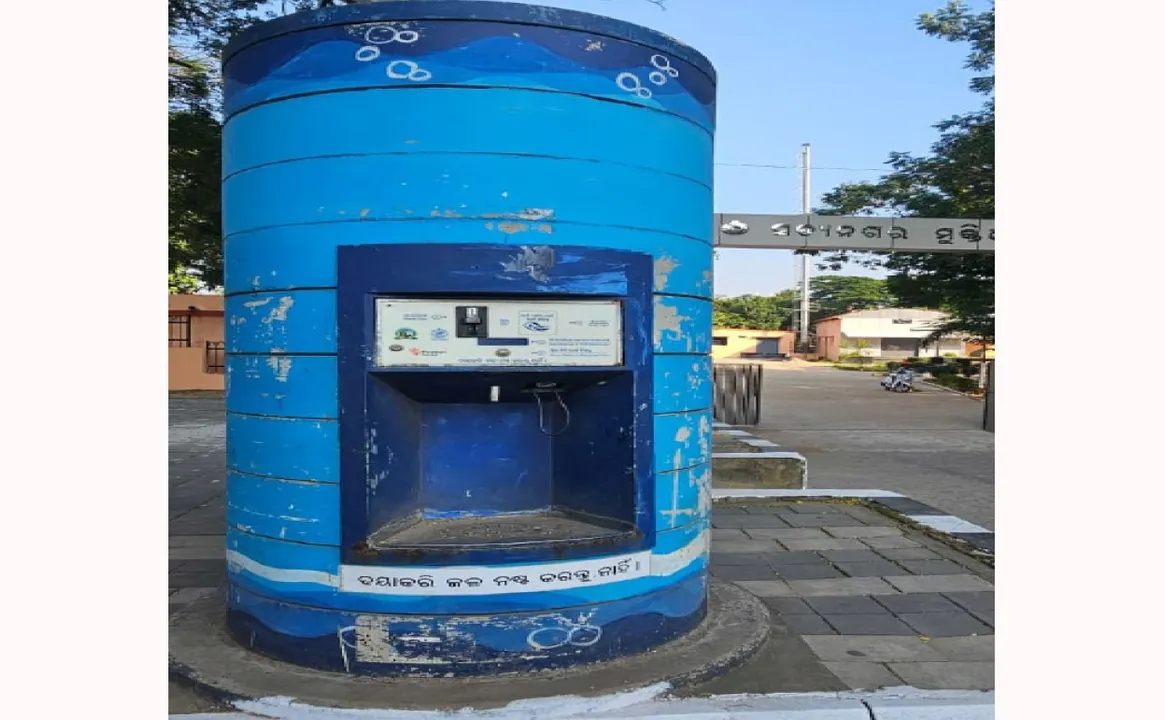  Water ATM broken: ଉଜୁଡ଼ିଗଲା ୱାଟର୍‌ ଏଟିଏମ୍‌: ଅଚଳ ପରେ ମରାମତି କଲେନି, ରାଜଧାନୀର ୪୦ ଜାଗାରେ ବସିଥିଲା