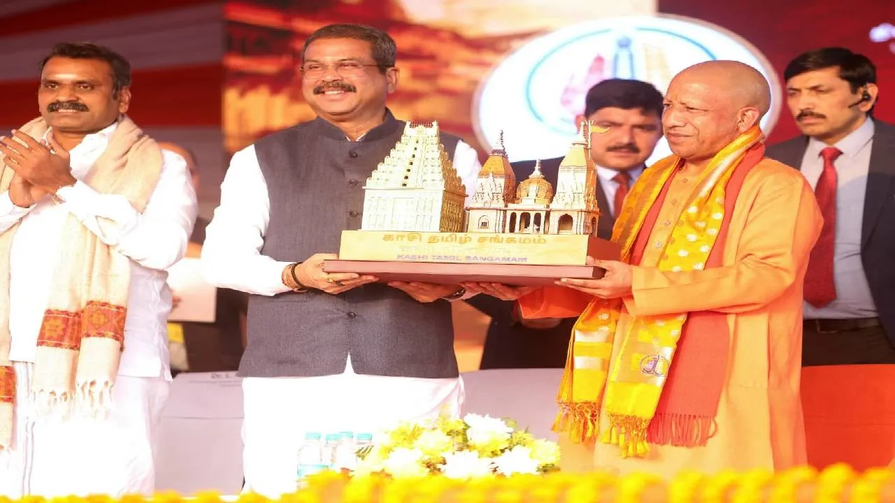  dharmendra and yogi Photograph: (sambad.in) 