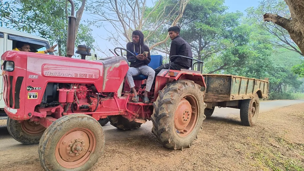  Tractor Seized Photograph: (sambad.in) 