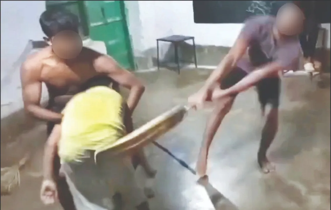  Ragging in private school: ଘରୋଇ ଶିକ୍ଷାନୁଷ୍ଠାନରେ ରୢାଗିଂ: ରାତିଅଧରେ ଉଠାଇ ଆଣି ନିର୍ଘାତ ପିଟିଲେ