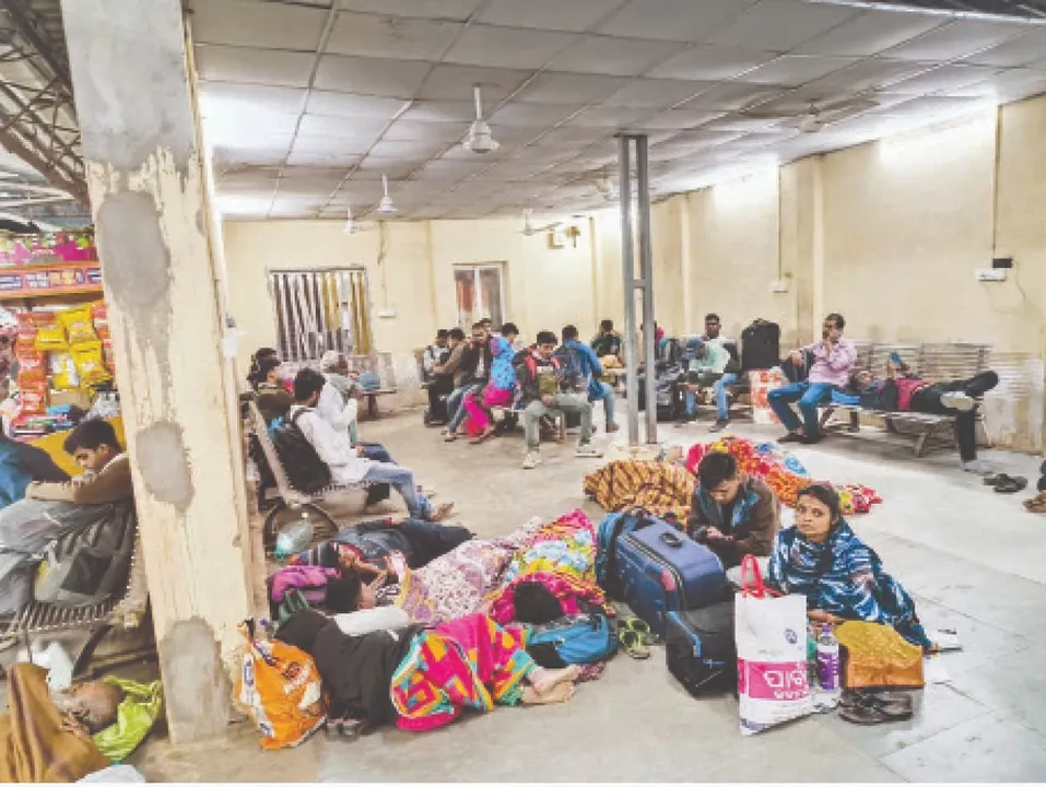  Train: ଅପେକ୍ଷାରେ ଯାତ୍ରୀ, ଆସୁନି ଟ୍ରେନ୍‌