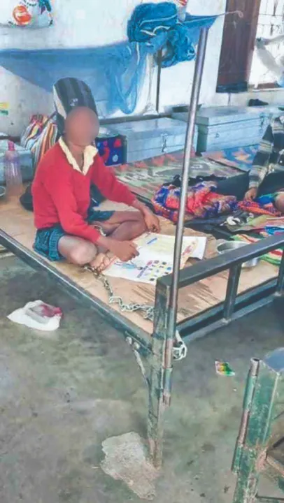  Student: ଛାତ୍ରଙ୍କ ଗୋଡ଼ରେ ବେଡ଼ି ପକାଇଲେ