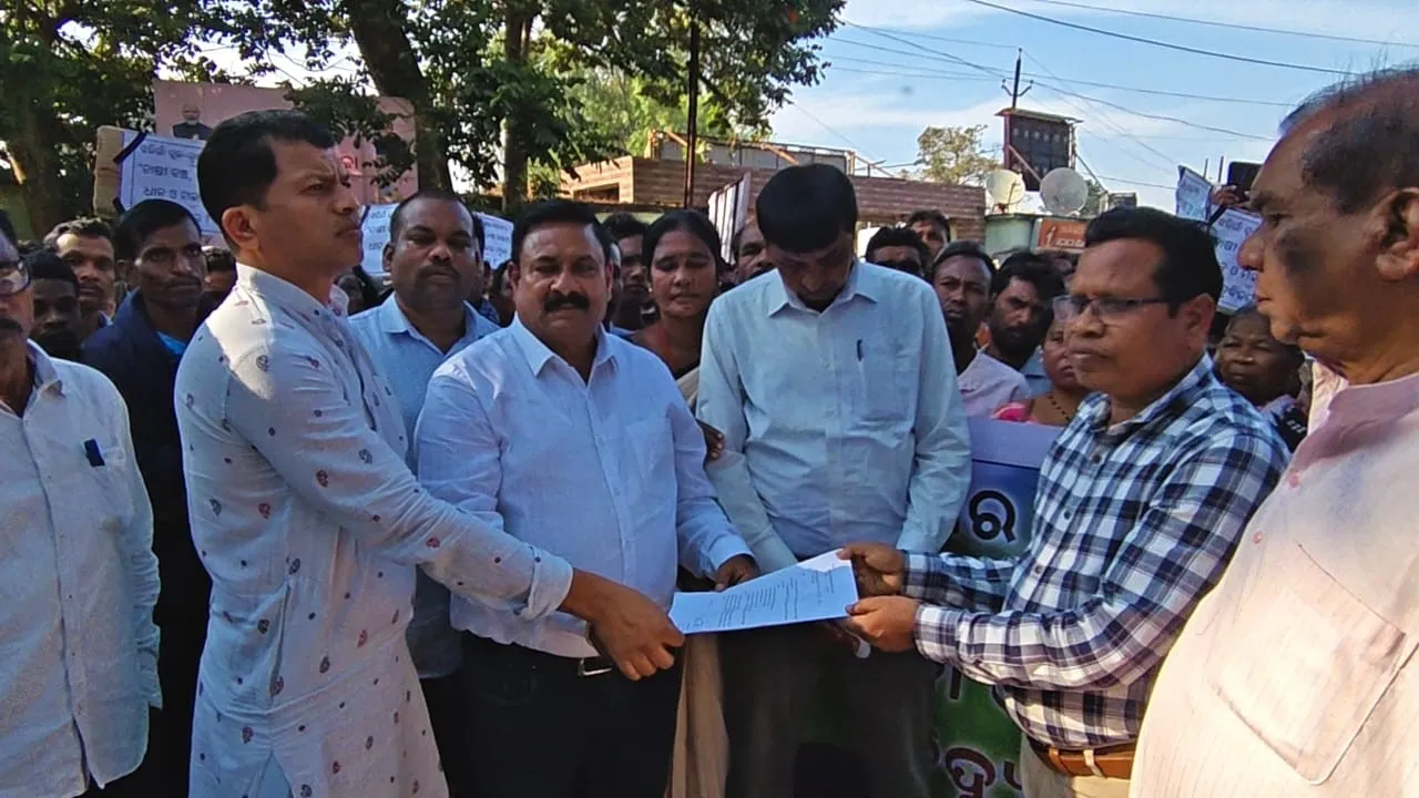  Pradeep Majhi with Nabarangpur farmers. Photograph: (sambad.in) 