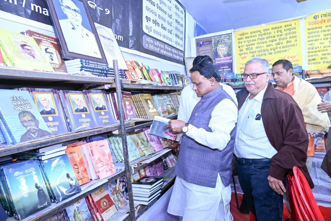  CM visiting Bookfair 