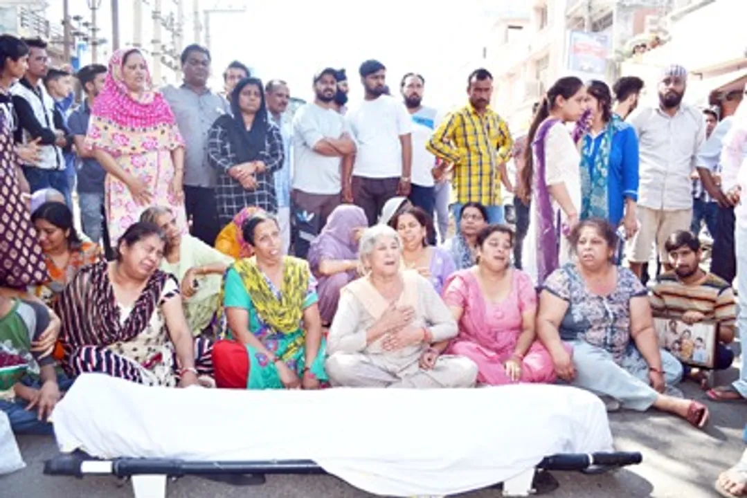  Deadbody protest Photograph: (Photo-Daily Excelsior) 