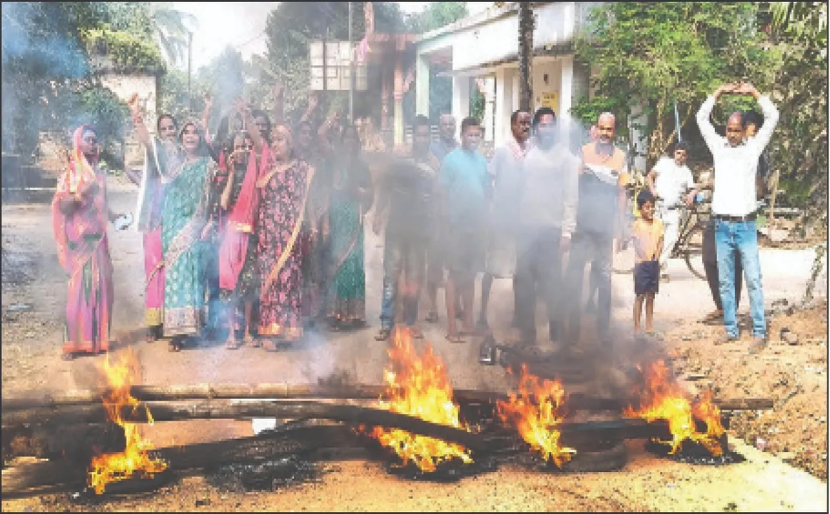  Chief Minister's Road Scheme: ମୁଖ୍ୟମନ୍ତ୍ରୀ ସଡ଼କ ଯୋଜନା ରାସ୍ତା କାମ ବିଳମ୍ବିତ: ଲୋକେ ତାତିଲେ, ଟାୟାର୍‌ ଜାଳି ରାସ୍ତା ଅବରୋଧ