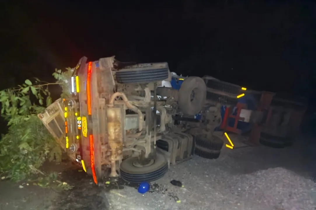  Gas cylender loaded tanker overturned in Kalahandi. Photograph: (sambad.in) 